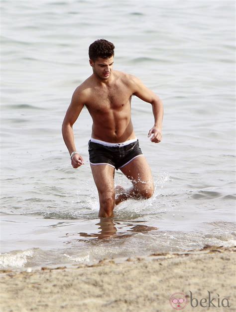 Maxi Iglesias Con El Torso Desnudo En Las Playas De Ibiza Los Hombres