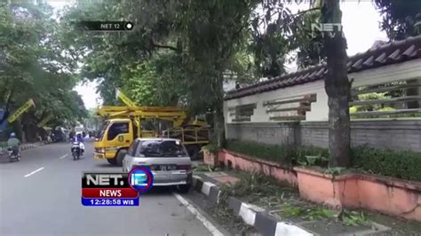 Dinas Kebersihan Dan Pertamanan Kota Sukabumi Tebang Pohon Tua Di Jalan Utama Sukabumi Net