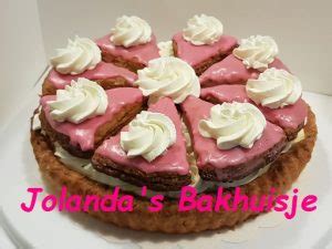 Wat dacht je van een tompouce taart. Tompouce taart - Jolanda's Bakhuisje