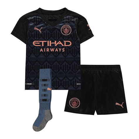 The new manchester city away jersey features an all over pattern printed tone on tone, influenced by the structures and patterns of castlefield and the bridgewater canal in dark blue and black, with copper detailing. MAN CITY AWAY MINI KIT 20/21 - Footcenter
