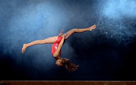 Girls Women Sexy Gymnast Acrobatics Beam Jump Sports Hd Hintergrundbild Wallpaperbetter