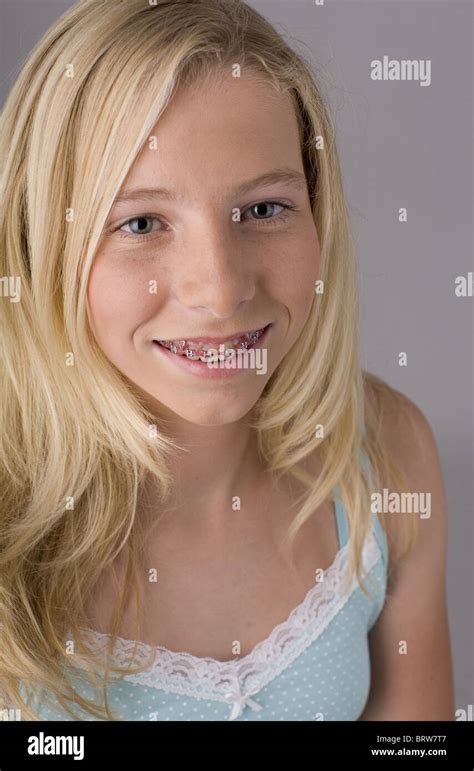 porträt teenager mädchen tragen zahnspangen blondes glattes haar stockfotografie alamy