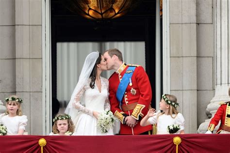 Royal Kiss On The Balcony Prince William And Kate Middleton Photo 21529879 Fanpop