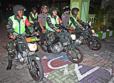 Ciptakan Keamanan Tni Polri Patroli Bersama Keliling Kampung