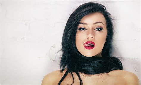 Garota cabelo lábios sensual língua HD papel de parede Wallpaperbetter