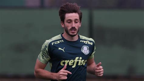 Matias viña (born 11 november 1997) is a uruguayan footballer who plays as a left back for brazilian club palmeiras. Viña e Gómez retornam e Palmeiras treina pela primeira vez ...