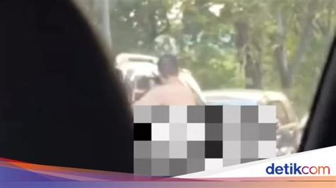 Viral Pria Bugil Berlarian Hingga Nemplok Mobil Di Jalanan Sunter
