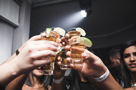 Alkoholizm wśród nastolatków przyczyny picia u młodzieży Jakie są skutki nadużywania