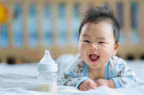 Perkembangan bayi usia 3 bulan yang baik seharusnya sudah mulai bisa merasakan perbedaan tekstur bahan. Perkembangan Bayi 4 Bulan: Fisik, Motorik, Komunikasi, dll