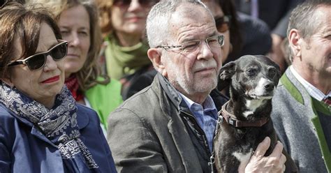Alexander van der bellen, self: Van der Bellen hat neuen Hund: Österreichs First Dog heißt ...