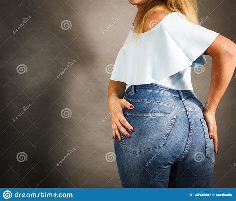 Femme Avec De Grandes Hanches Photo Stock Image Du Femelle Pantalon
