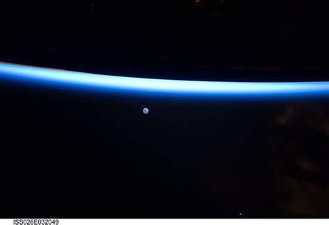 Crescent Moon Over Earth Nasa International Space Statio Flickr