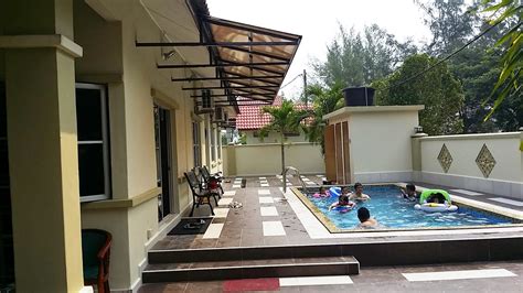 Homestay dengan kolam renang privasi atau private swimming pool untuk jenis 5 bilik. Suri Homestay Melaka