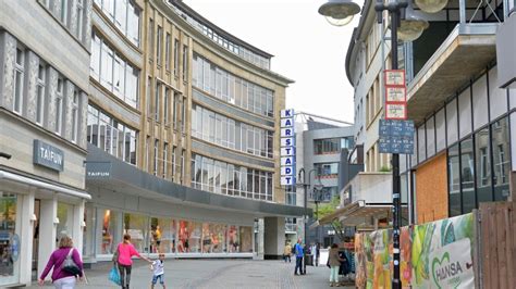 Die häuser werden als kfw 70 effizienzhäuser in massiver und energiesparender bauweise auf einem ca. Aus dem Karstadt-Haus in Bottrop wird ein Einkaufspark ...