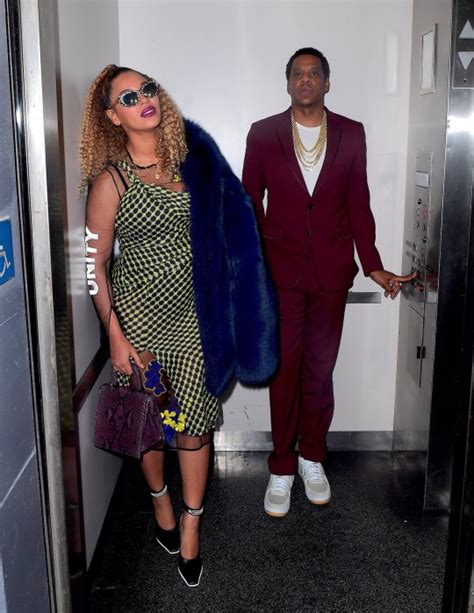 Beyonce And Jay Z Lift Picture Emerges Three Years After Solange Fight Metro News