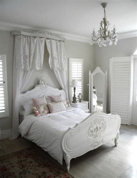 Your bed in a shabby chic bedroom should definitely be the star. 33 Cute And Simple Shabby Chic Bedroom Decorating Ideas ...