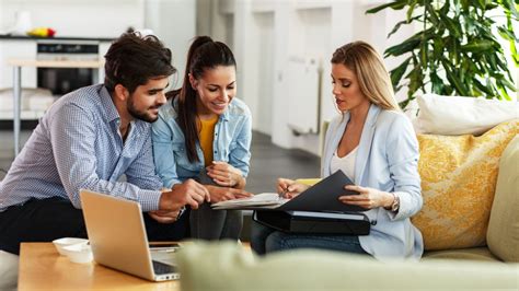Di sebuah kota dengan tingkat kekosongan 2 %, agen real estat adalah allah. What do real estate agents actually do to sell your home?