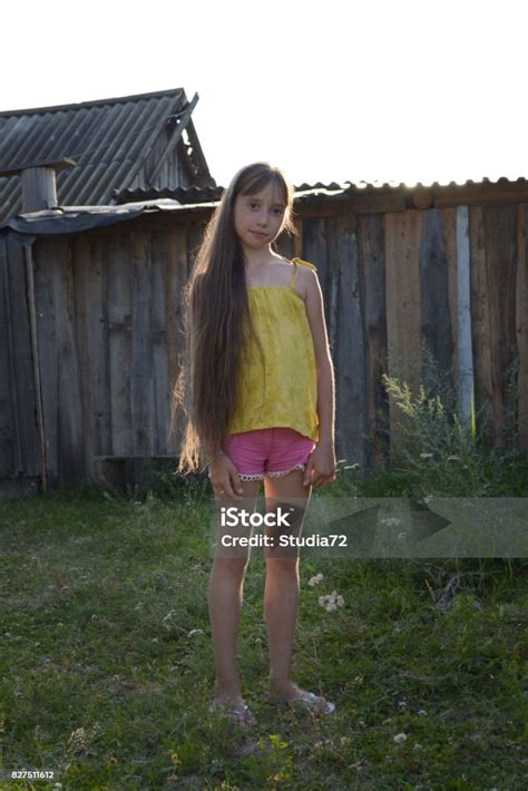 Photo Libre De Droit De Adolescente Avec Les Cheveux Longs Dans Yard De Campagne Village Russe