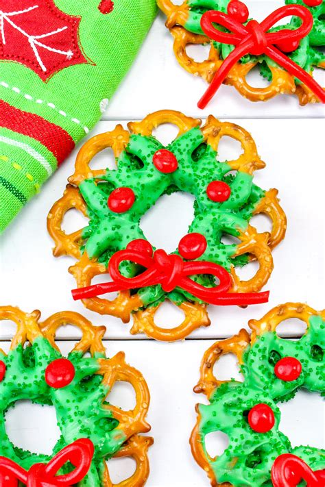Dip the remaining 4 pretzels and place them so they would overlap the bottom layer. Festive Chocolate Pretzel Wreaths! ⋆ Brite and Bubbly
