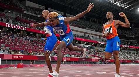 Tokyo 2020 Why Track And Fields Finish Line Dives Are Sprinters