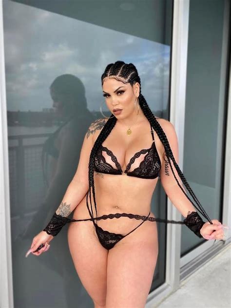 Plus Size Model Earns K A Year By Flaunting Her Sexy Curves On Onlyfans Bluemull