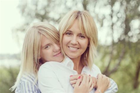 11 Pictures Of Mothers And Daughters Who Look The Same Age