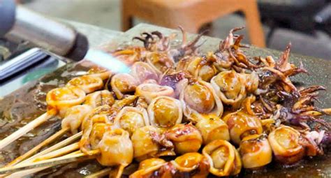 Cumi seringkali diolah ke dalam olahan seafood yang cukup lezat dengan menggunakan bumbu tertentu. Resep Sate Cumi Bakar Ala Thailand, Viral Banget Loh!