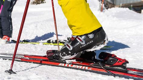 so lagert man die skiausrüstung bis zum winter richtig ein