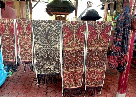 Mengenal Kerajinan Kain Tenun Gringsing Di Desa Wisata Tenganan Bali