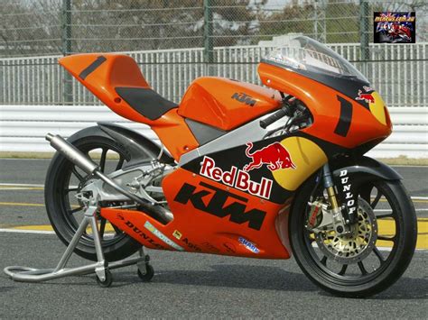 Motogp, the top level series, uses 1,000 cc bikes that are limited to four cylinders and a maximum bore of 81 mm. ktm 125cc motogp - | Ktm, Ktm 125cc, Motogp