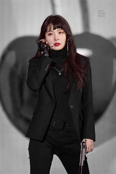 Female K Pop Idols Wearing All Black Outfits Kpopmap