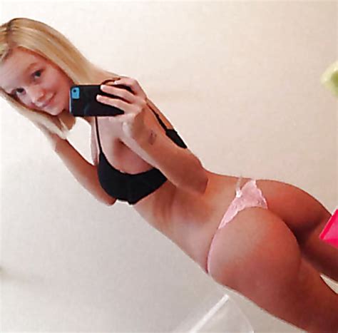 Skinny Blonde Sexting Phone Pics
