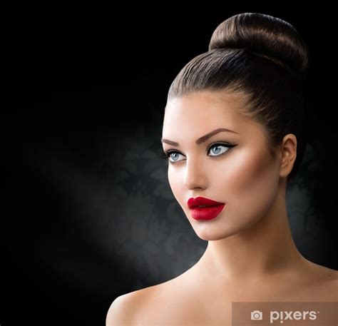 Naklejka Modelka Dziewczyna Portret Z Niebieskimi Oczami I Sexy Red Lips Pixers Pl