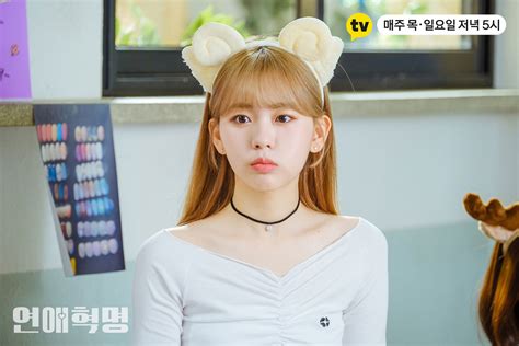 Her birthday, what she did before fame, her family life, fun trivia facts, popularity rankings, and more. Park Ji Hoon, Lee Ruby, Younghoon, Dayoung et bien d ...