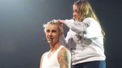 Justin Bieber Asked A Fan To Put His Hair In A Ponytail In The Middle