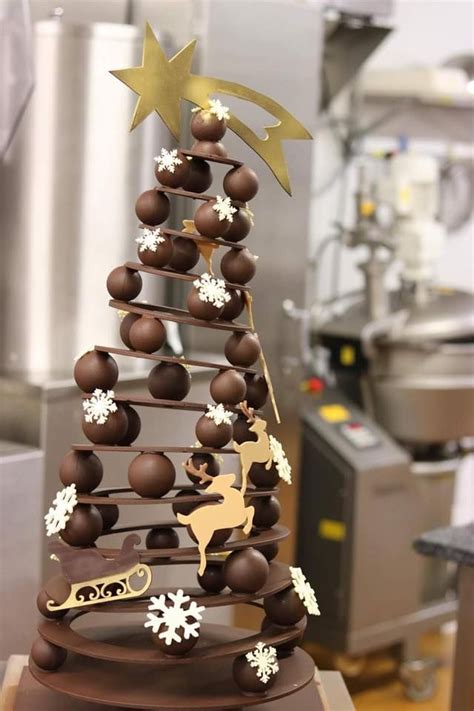 This gateau au chocolat has mascarpone and plenty of chocolate to flavor it. Chocolate Art | Chocolat noel, Art en chocolat, Sculptures en chocolat