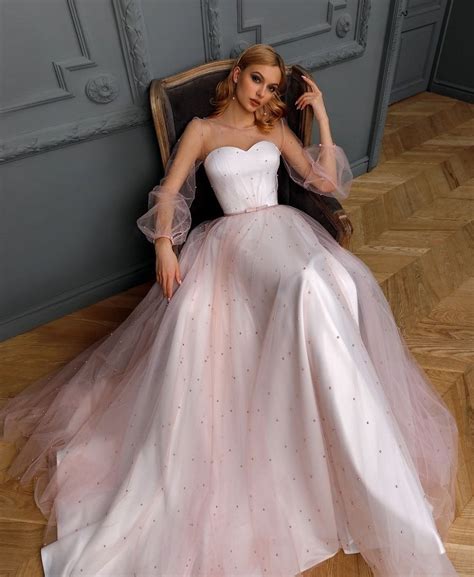 Нежное свадебное платье с жемчужинами купить в Москве