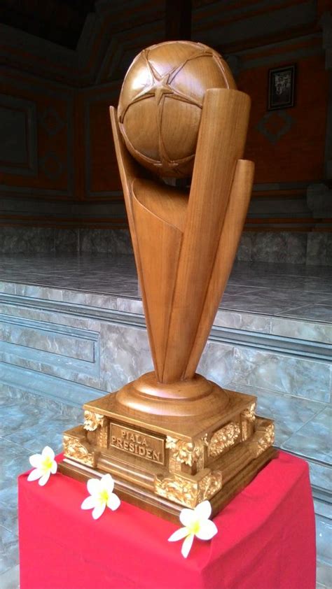 Ini Penampakan Trophy Piala Presiden Hasil Pahatan Jokowi