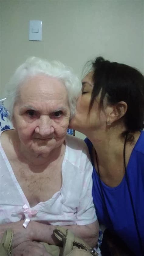 Quero ver vídeo pornô sofia nix loira dos peitos grandes se exibindo. Filha faz videoconferência para cuidar da mãe de 90 anos com Alzheimer durante isolamento pelo ...
