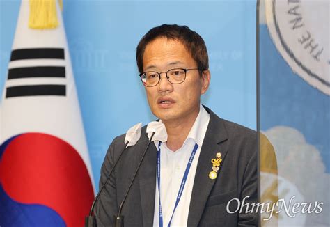 더불어민주당 박주민 의원이 8일 서울 여의도 국회 소통 오마이포토