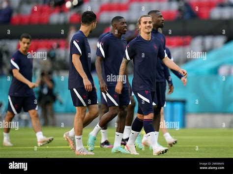 Frances Antoine Griezmann Front Right And His Teammates Walk On The