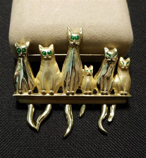 Ajc Signed Cats Sitting On A Ledge Gold Brooch