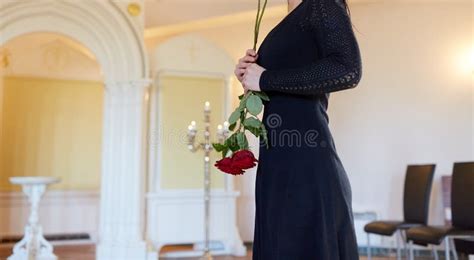 Mujer Triste Con La Rosa Del Rojo En El Entierro En Iglesia Imagen De