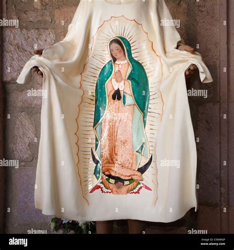 Virgen De Guadalupe Pintada En La Estatua De Juan Diego Morelia