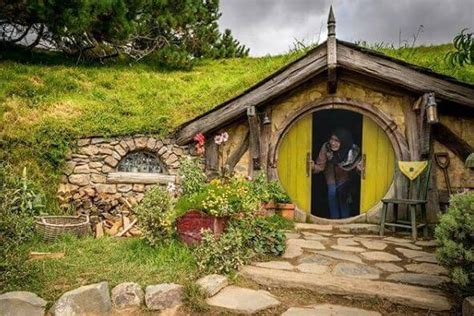 Di maribaya ada beberapa lokasi air terjun, anda dapat. Rumah Hobbit Paraland Resort / Wisata Akhir Pekan Di Paraland Majalengka - Rumah hobbit berada ...