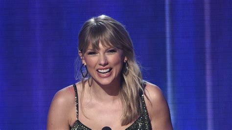 Taylor Swifts Toasts Her Fans As She Is Named Artist Of The Decade