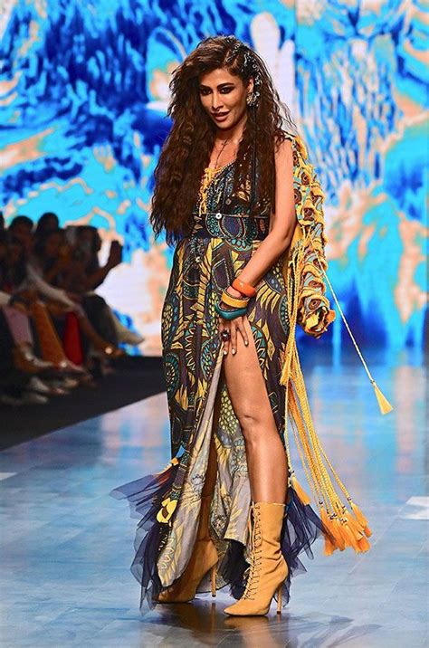 Lakme Fashion Week 2022 Bollywood Stars Malaika Arora Mrunal Thakur Stun On The Ramp