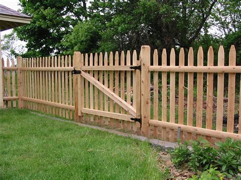 There are many different fencing types and styles with each offering their own benefits according to its purpose. Backyard Fencing Ideas - HomesFeed