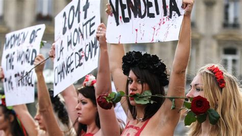 トップレスで抗議行動の女性団体が、dvによる女性殺しに「ゾンビ姿」でデモ パリ、モンパルナス墓地で クーリエ・ジャポン