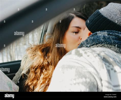 das küssen paar junge mann und frau im auto mit der karte auf papier reisen love story